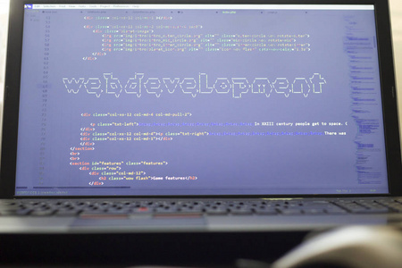 日落之窗 一位現(xiàn)代網(wǎng)絡(luò)開(kāi)發(fā)者的光影工作臺(tái)